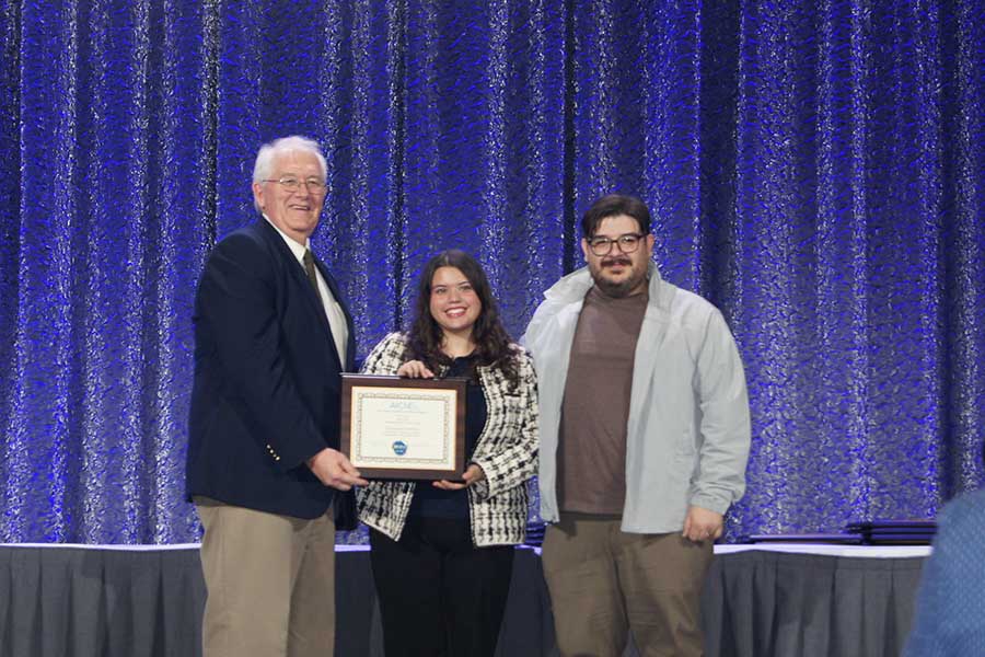 Presidenta de AIChE, Marcela L&oacute;pez, recibiendo reconocimiento en competencia internacional.