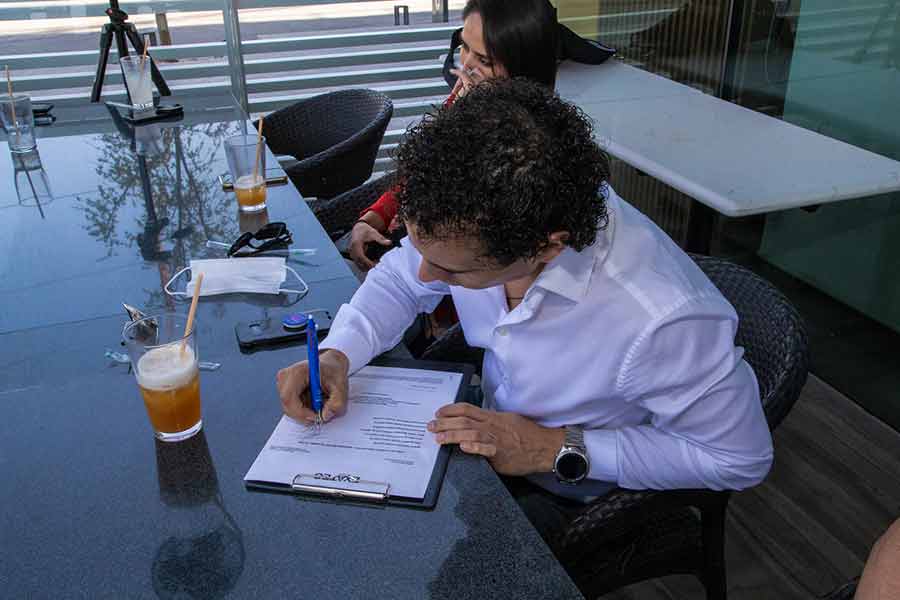 Presidente firmando documentación para formar la asociación.