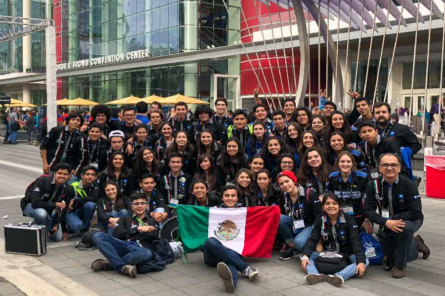 Generación 2017 de LamBot posa afuera del George Brown Convention Center.