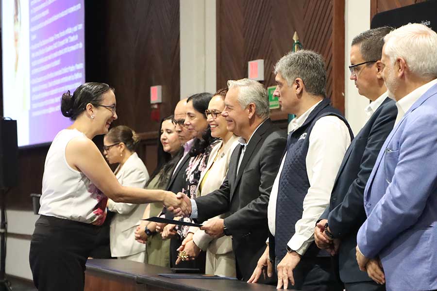 Martha Núñez, profesora del Tec, recibe reconocimiento en bienvenida a profesores.