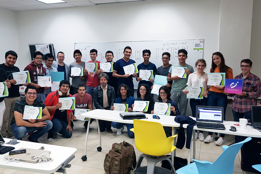 Profesor Armando con alumnos