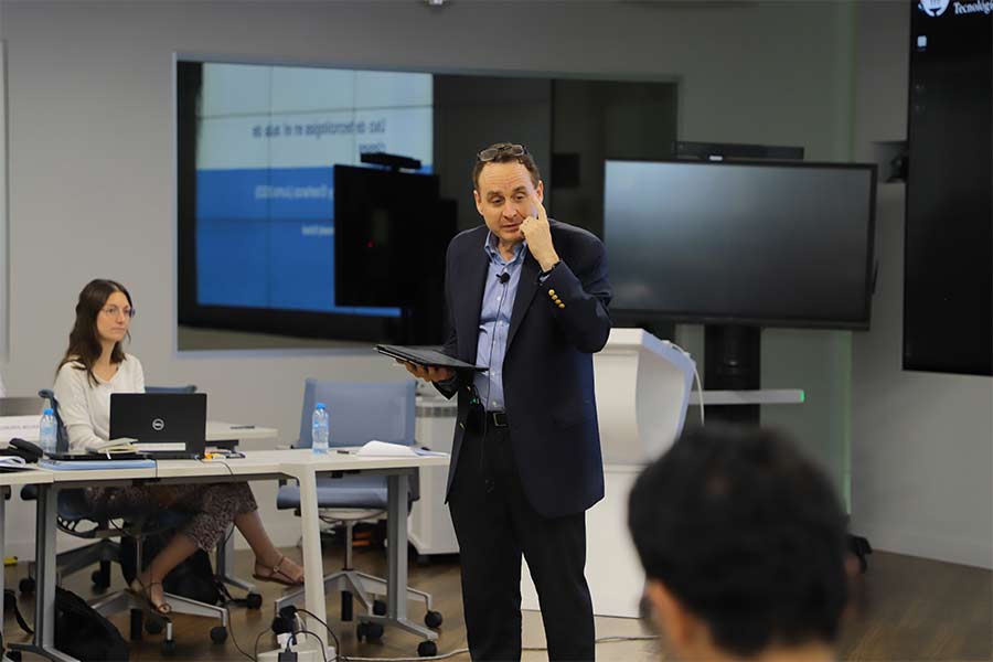 El profesor de Harvard Dan Levy, impartió un taller sobre estrategias para la enseñanza a profesores del Tec