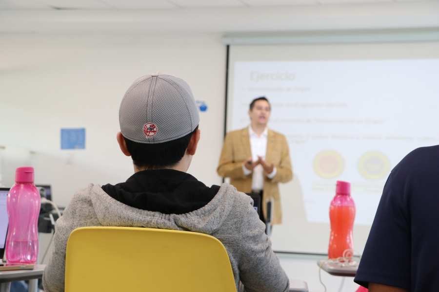 Profesor Edgar reconocido por trayectoria dando clases a alumnos