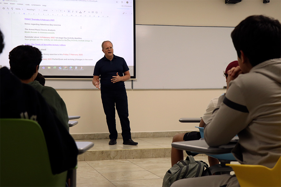 Profesor de PrepaTec Laguna frente a estudiantes impartiendo clase