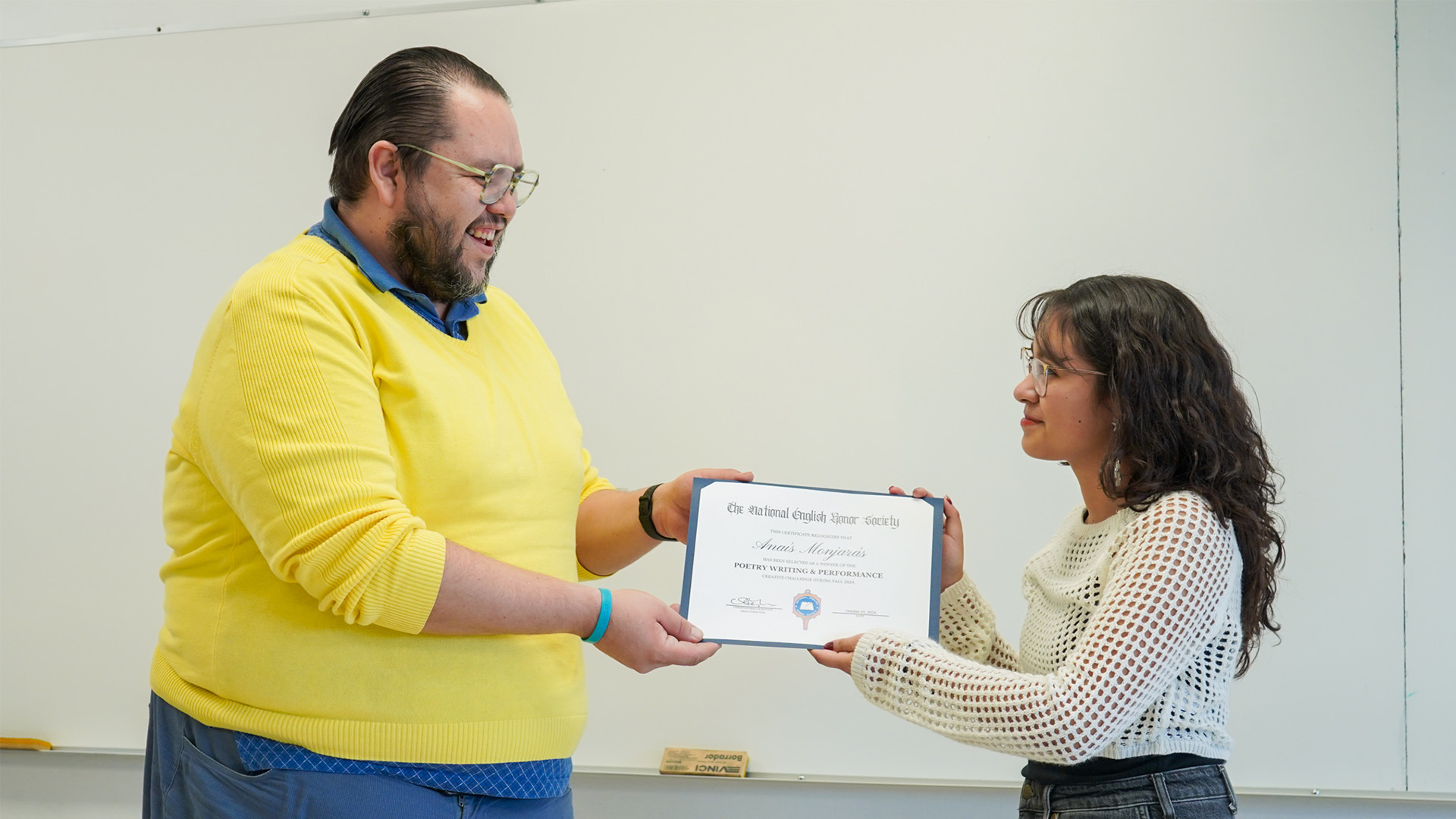 Profesor entrega reconocimiento a Anaís Monjarás