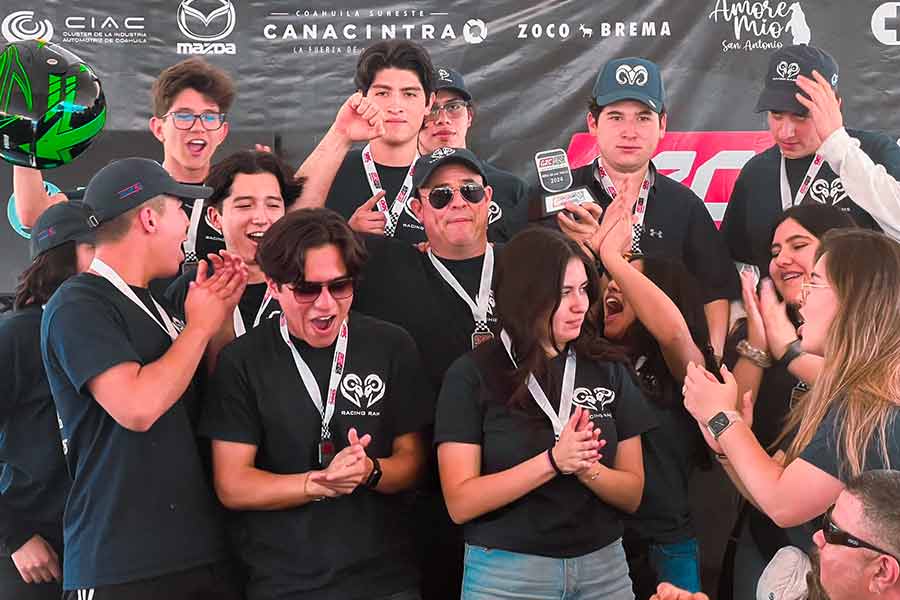 Profesor y estudiantes del Tec de Monterrey posando con su auto de gravedad.