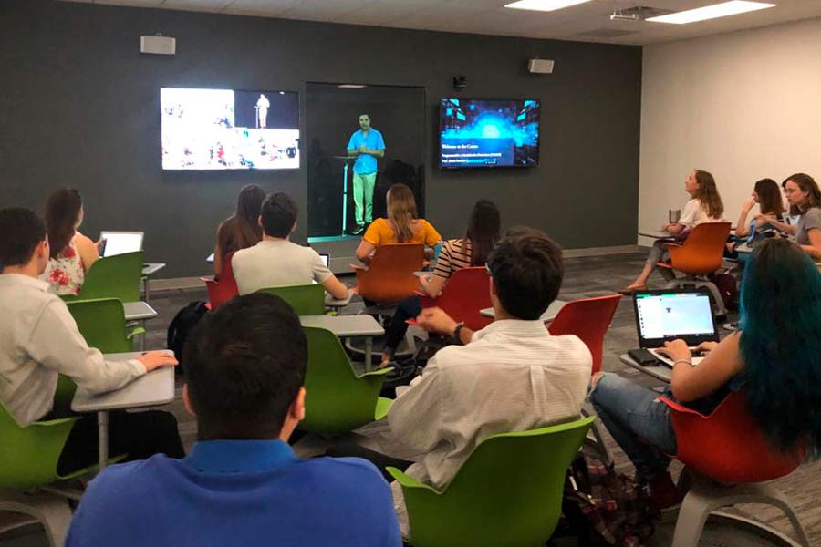 El programa Profesor Holograma permite a estudiantes ubicados en diferentes campus tener clases con un mismo profesor.