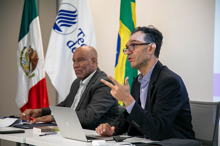 Los profesores Felipe Chibás y Alejandro Martín del Campo.  Foto: Amirhossein Hosseini