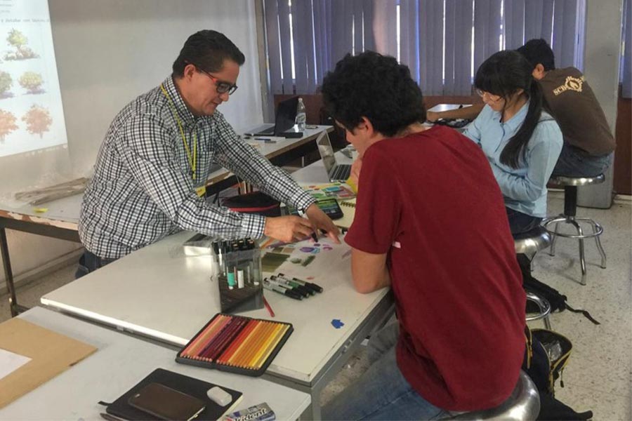 El profesor al frente de una de sus clases en el Tec de Monterrey.