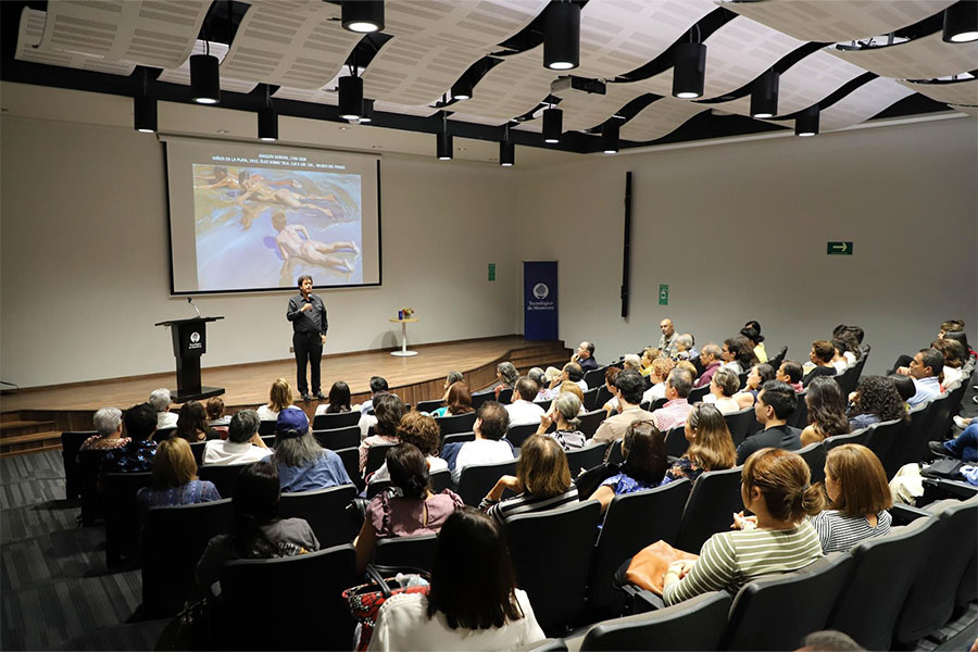 Profesor del Tec de Monterrey expone conferencia sobre historia del arte en auditorio