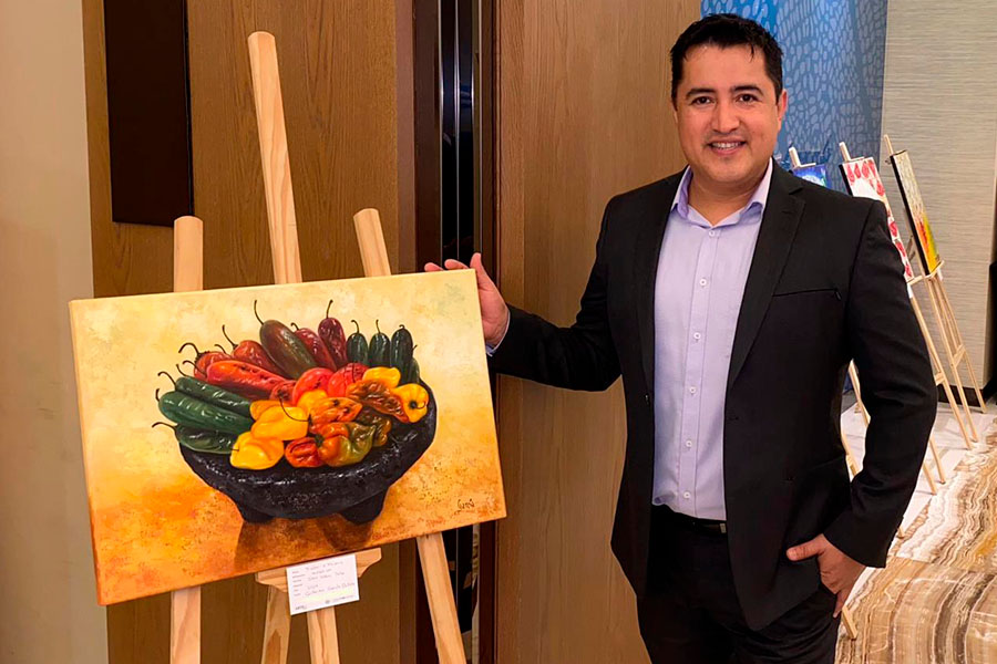 Profesor de arte del Tec de Monterrey muestra una de sus pinturas en óleo en Dubái