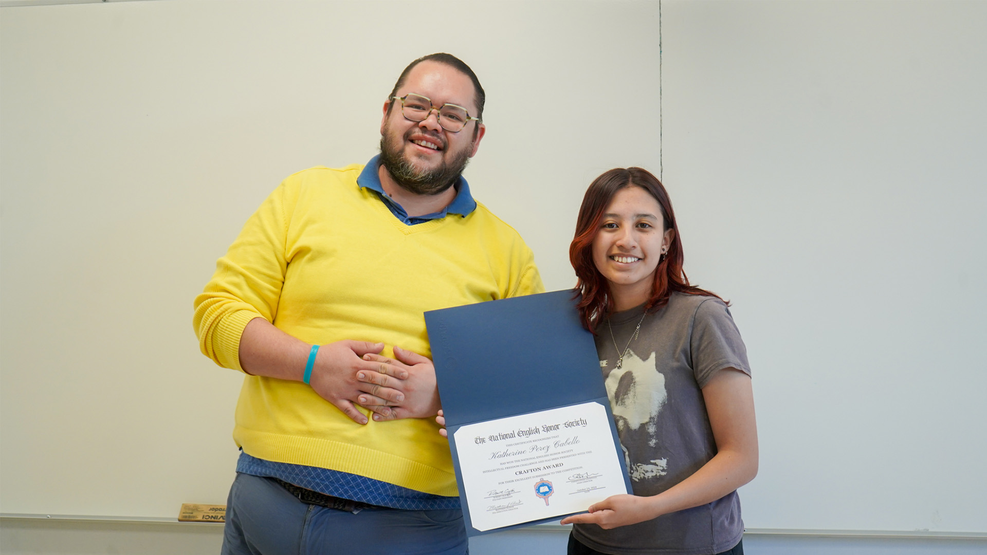 Franz Sander y Katherine Pérez posando con reconocimiento