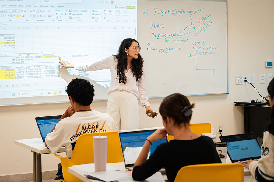 Profesora colombiana imparte clases de ingeniería en el Tec de Monterrey campus Laguna