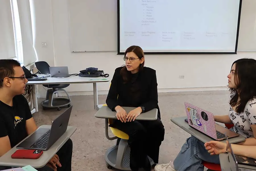 Elvia Rosas, profesora del campus Monterrey, con estudiantes.