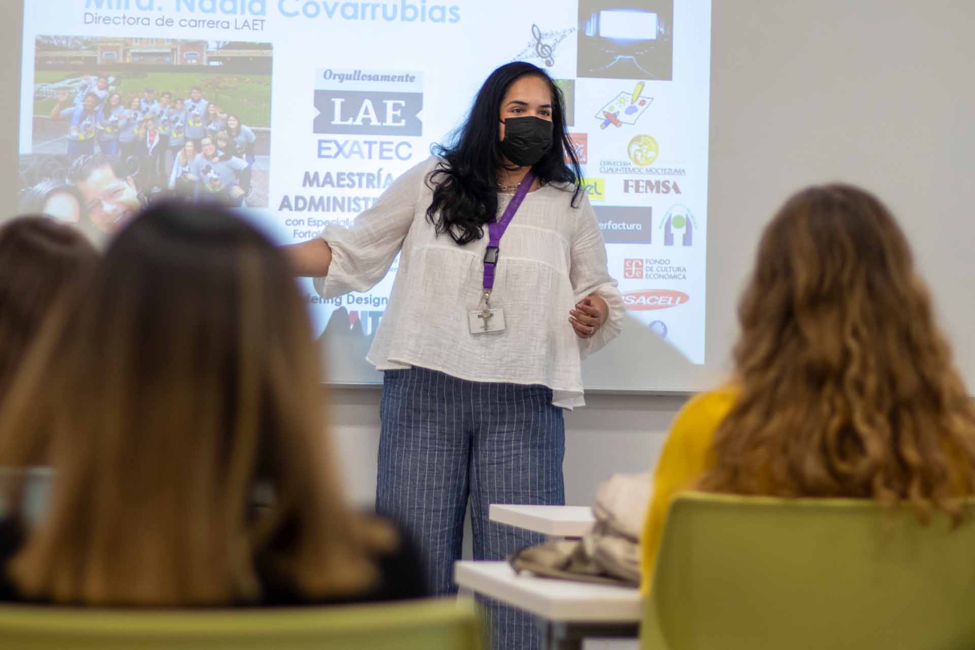 profesora del tec dando una clase