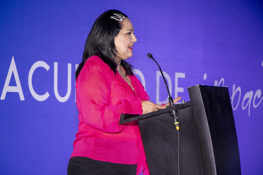 profesora lilia cortez dando discurso como profesora inspiradora