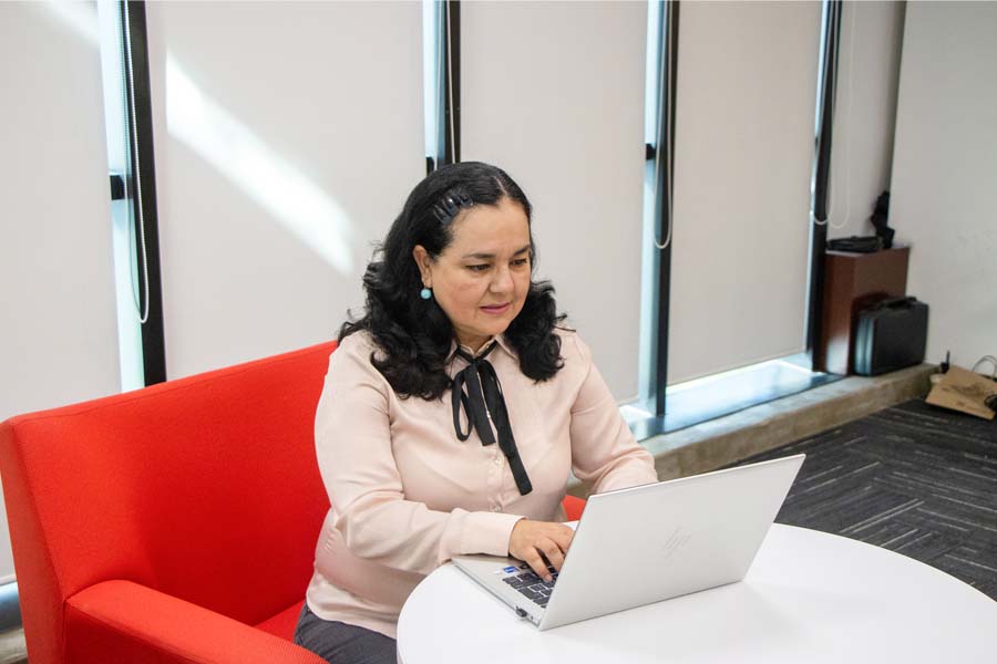 profesora lillia cortez escribiendo discurso como profesora inspiradora