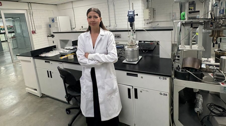 La investigadora y profesora Cecilia Treviño del Tec en Querétaro fue reconocida en concurso con su proyecto de reciclar hules sintéticos mediante procesos químicos.