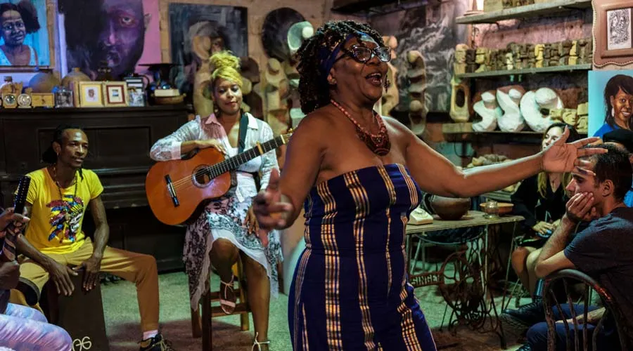 Gente bailando y cantando en Cuba. Foto: Sandra Hern&aacute;ndez
