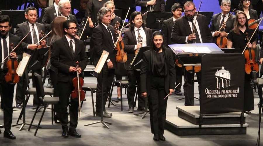 Laura Reyes profesora de Producción Musical fue invitada a dirigir un concierto con la Orquesta Filarmónica de Querétaro. 