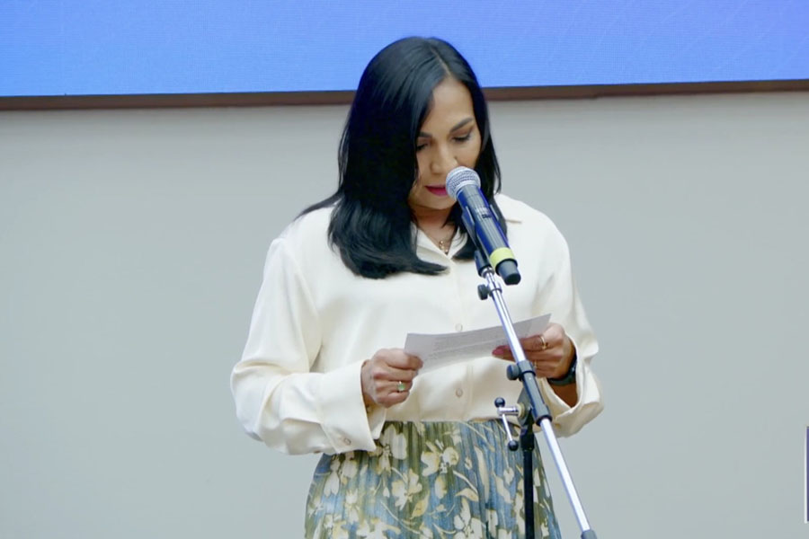 profesora yolanda burgos dando discurso durante ceremonia de premio mujer tec