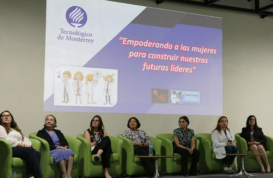 Profesoras en el evento de empoderamiento femenino