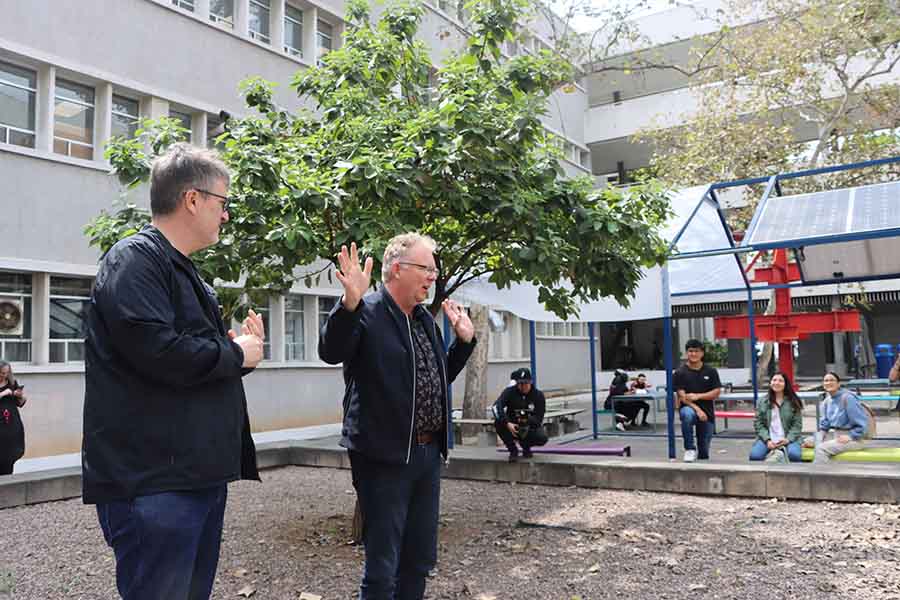 Los profesores Francisco Falcone y Rob Roggema durante la exhibición del proyecto de los árboles monitoreados en Aulas IV.