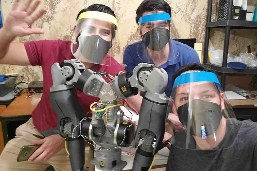 estudiantes desarrollando el robot