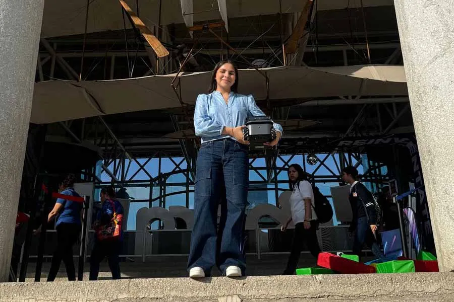 Ximena Herrera con su prototipo desarrollado para la investigación