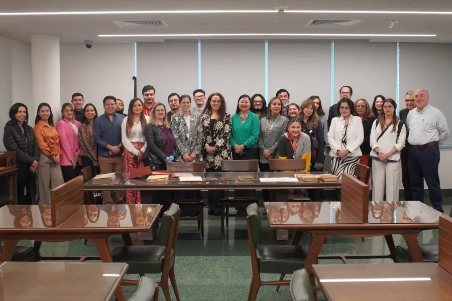 Proyecto digitalización foto grupal en biblioteca cervantina