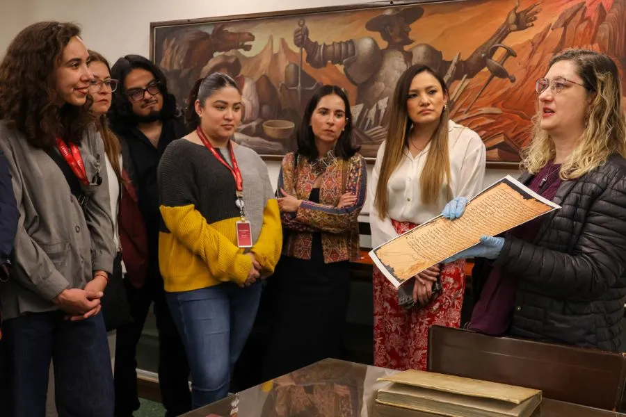 Marcela Beltrán presentando en Biblioteca Cervantina