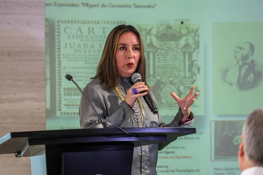 Lizzette Saldívar exponiendo en campus Monterrey