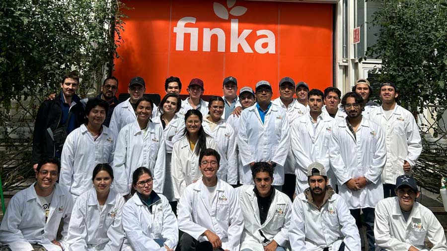 Alumnos del Tec Qro en la empresa Finka, socio formadora del bloque