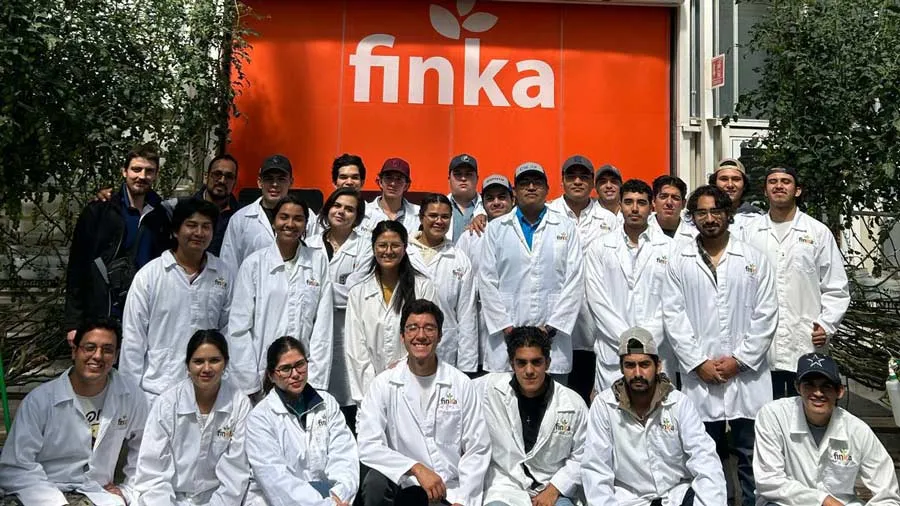 Alumnos del Tec Qro en la empresa Finka, socio formadora del bloque
