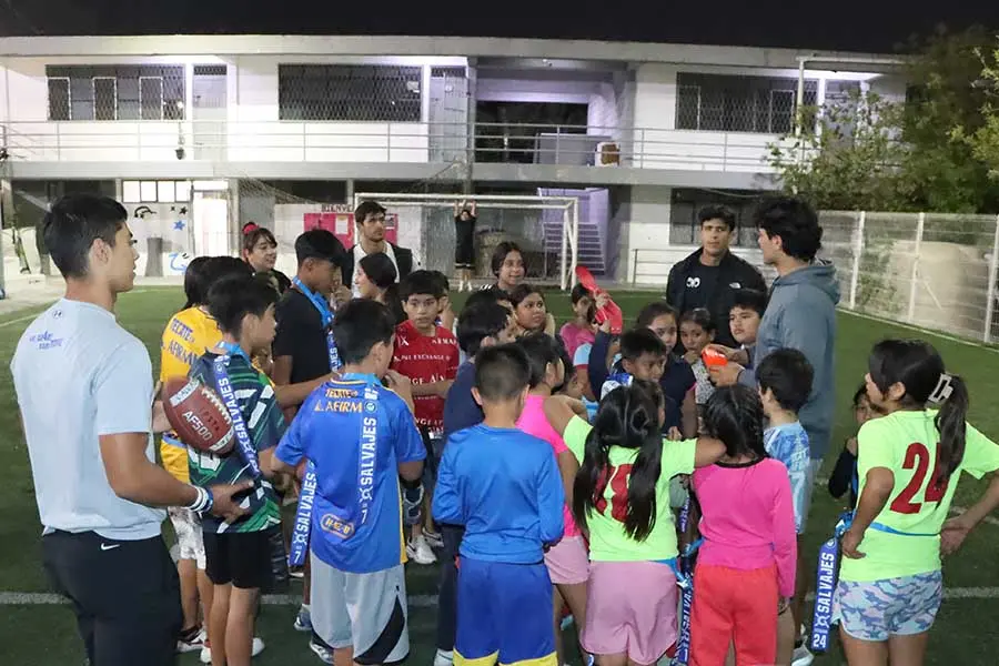 Jugadores de Borregos Monterrey con ni&ntilde;os en Proyecto Salvaje