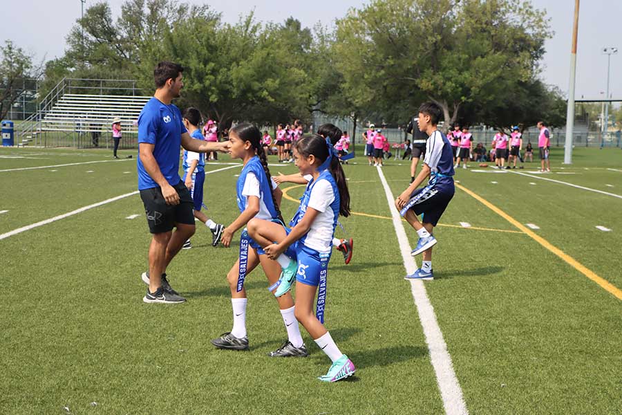 Jugador de Borregos Monterrey entrena a niñas y niños dentro de Proyecto Salvajes.
