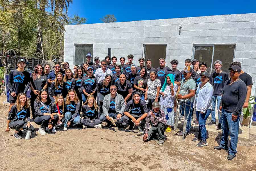 Entrega de casa del proyecto TECHO por parte de alumnos PrepaTec Navojoa