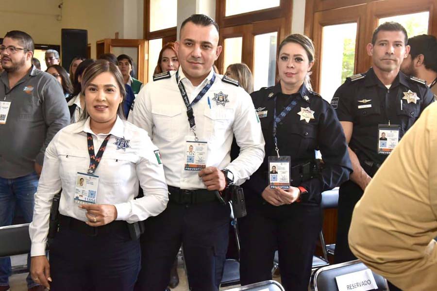 4 miembros de la Policía Municipal de Hermosillo mostrando sus gafetes de identificación. 