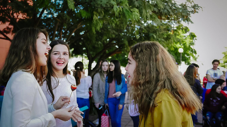 Amigas prepaTec sonriendo