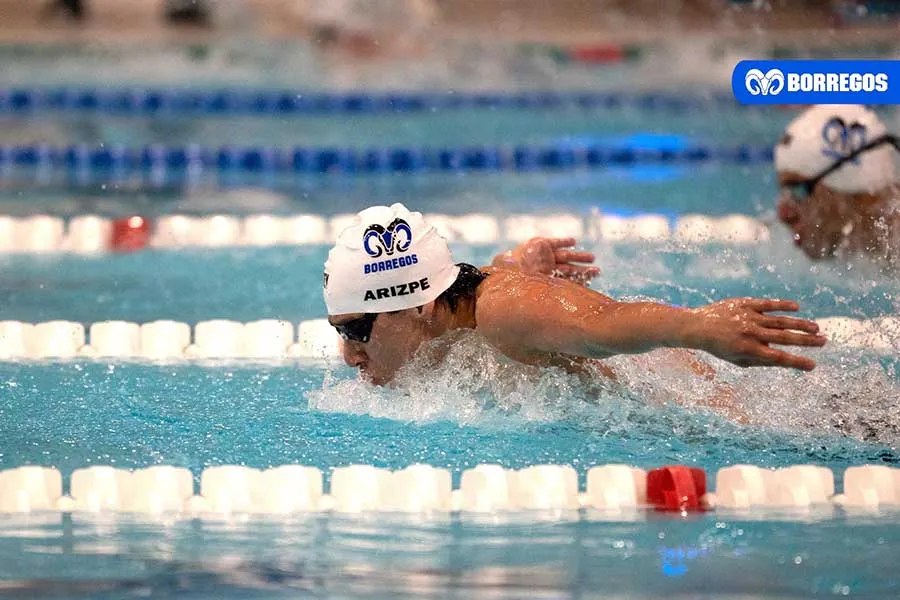 Rafael Arizpe, nadador de Borregos Monterrey de PrepaTec, en competencia. 