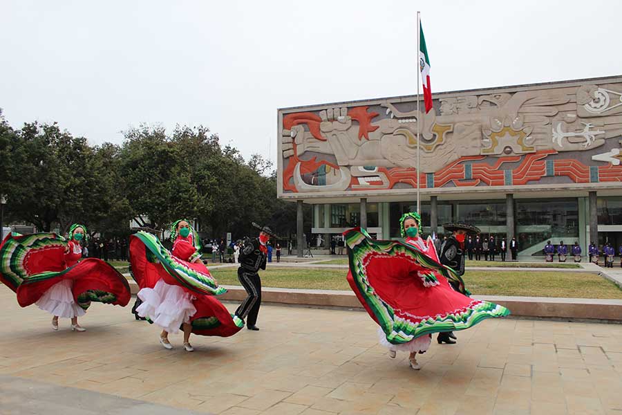 Compañía de danza folklórica Raíces presentando la canción El Carretero