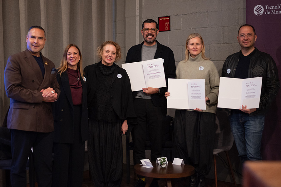 De izquierda a derecha: Ramiro Estrada, decano regional de la EAAD en la Ciudad de México; Paulina Campos, vicepresidenta de los campus del Tec en la Ciudad de México; Mariana Amatullo, decana nacional de la EAAD; Roberto Íñiguez, decano nacional fundador de la EAAD; Ana Elena Mallet, Faculty of Excellence; Emiliano Godoy, consejero de la EAAD.