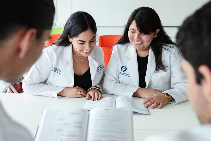 La preparación que reciben los estudiantes de medicina del Tec, les permite aspirar a una especialidad en medicina.