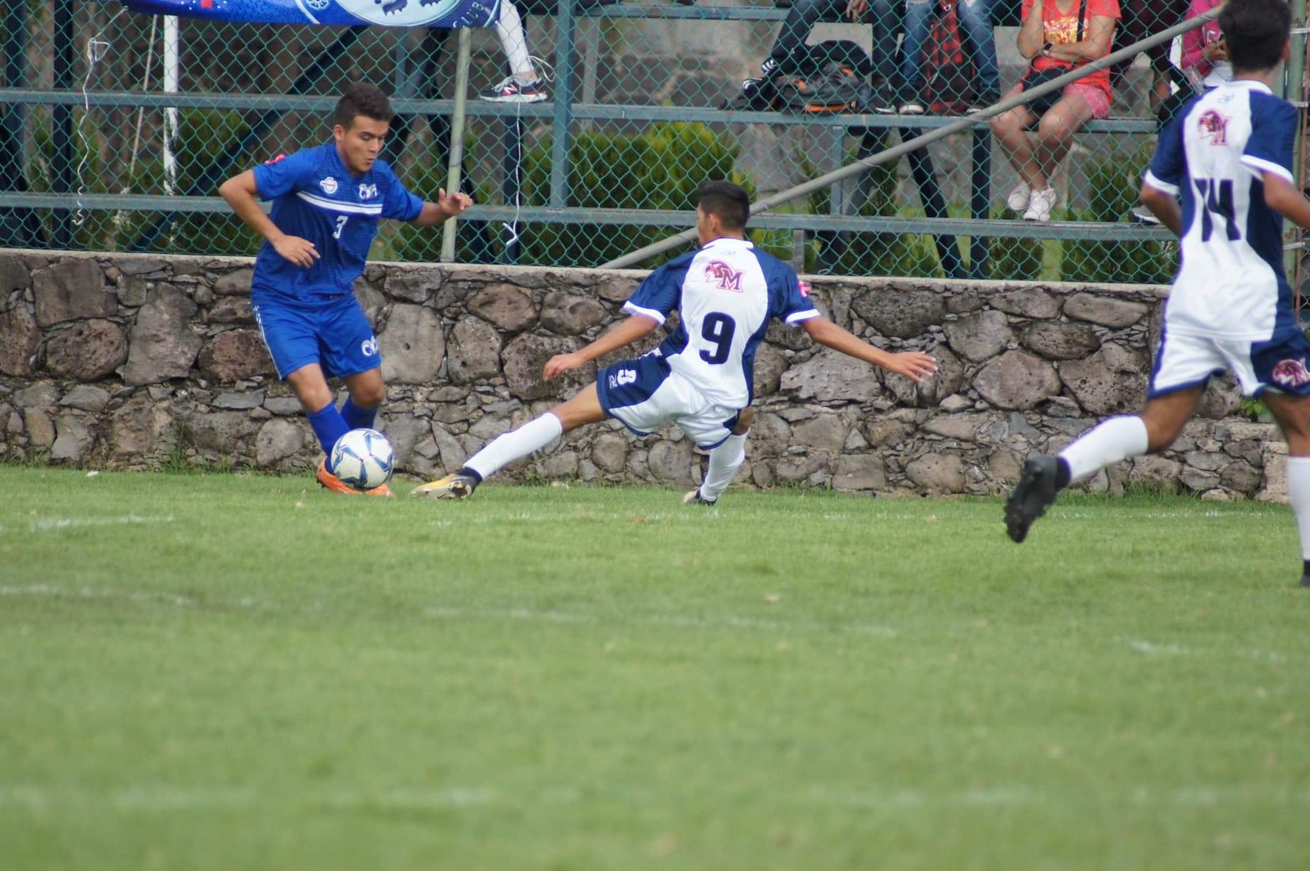 isaac jugando futbol