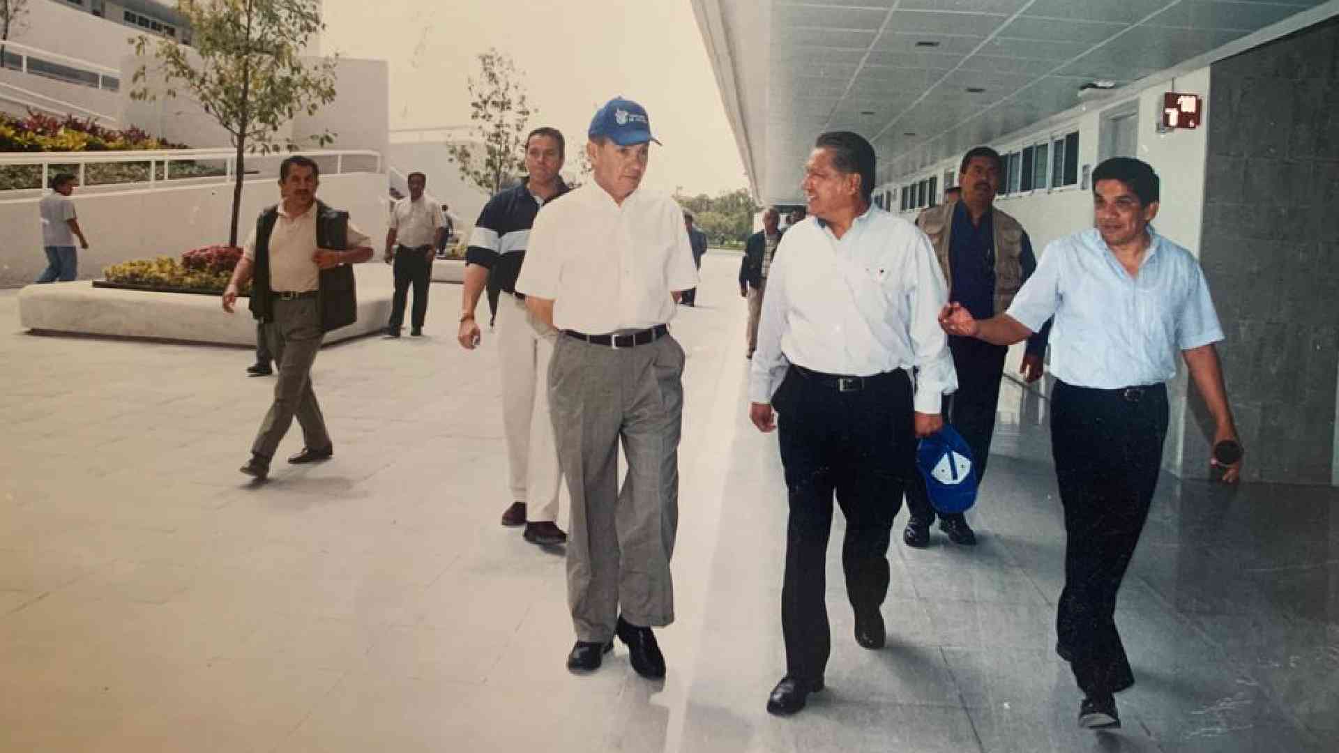 Ángel Fernández, recorriendo las instalaciones del campus Puebla en sus inicios