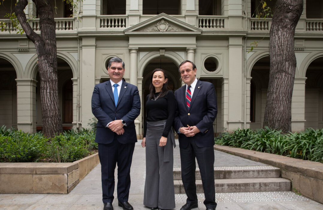 Raquel Bernal, Rectora de la Universidad de los Andes; David Garza Salazar, Rector y Presidente Ejecutivo del Tecnológico de Monterrey; e Ignacio Sánchez, Rector de la Pontificia Universidad Católica de Chile.