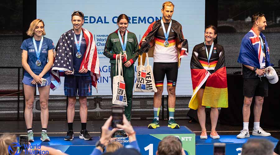 Regina de la Peña en lo más alto del podio del Campeonato Mundial de Triatlón 2023