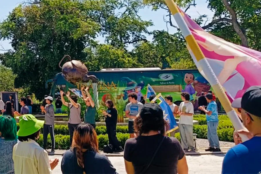 Estudiantes de Tec CEM recibiendo familias en Mundo Imáyina.