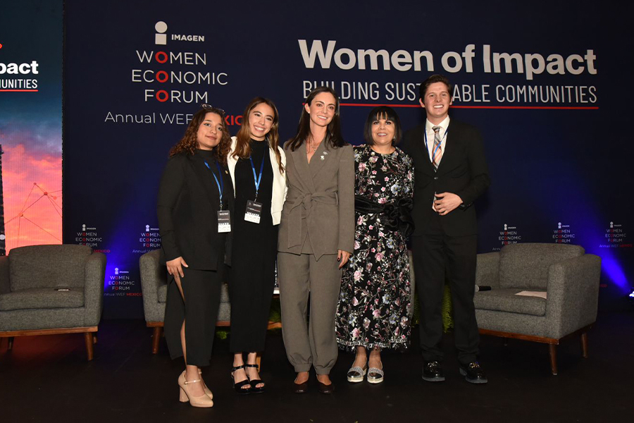 Renata Garc&iacute;a junto a otras panelistas durante el panel Women of Impact: Building Sustainable Communities del Women Economic Forum.