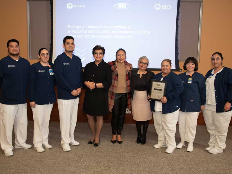 Representantes de Becton Dickinson y persona de enfermería de la Clínica de Catéter de TecSalud.